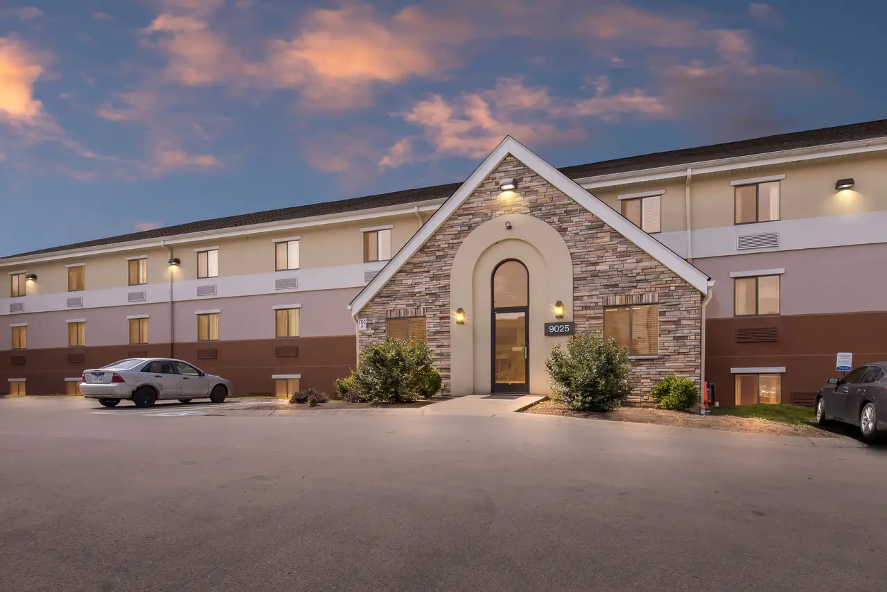 Exterior entrance of Suburban Studios Brentwood - Nashville at dusk